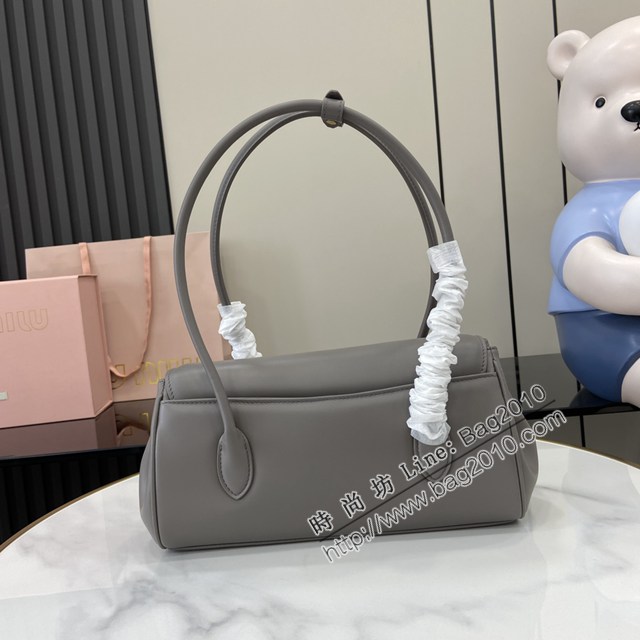 miumiu繆繆專櫃最新款法棍包手拎見肩背女包 jh2564型號：5BD265